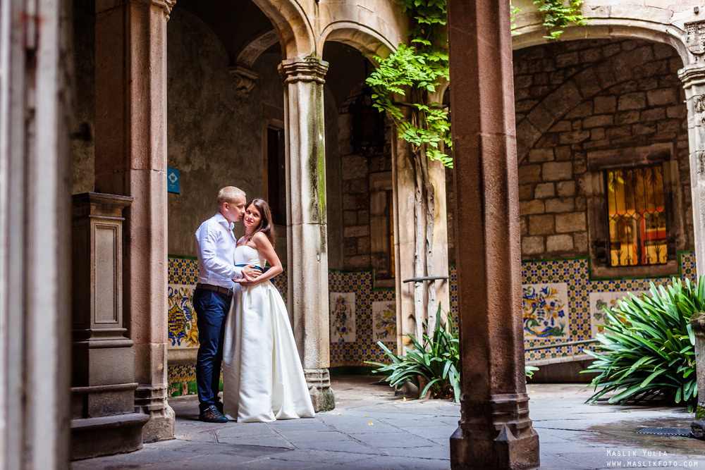 Elegante paseo fotográfico de boda. Fotógrafo en Barcelona Maslik Yulia