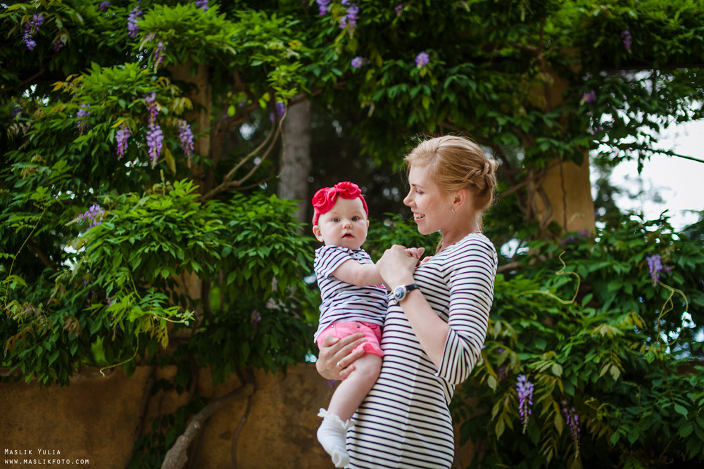 Rodzinna sesja zdjęciowa w Barcelonie w parku labiryntu. Fotograf w Barcelonie Hiszpanii Maslik Yulia