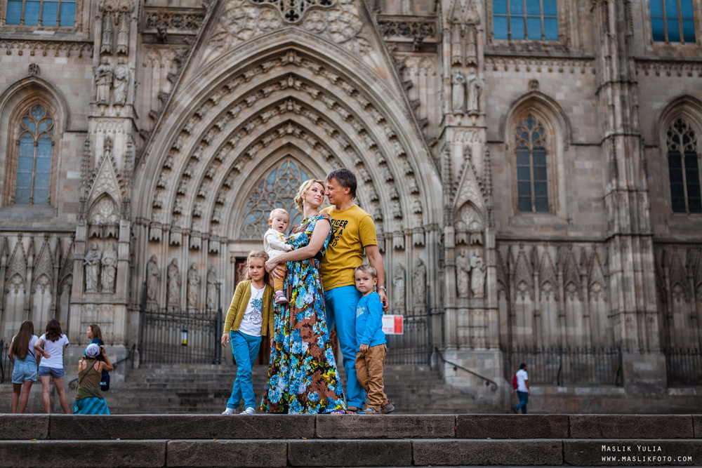 Sesión de fotos familiares en un viaje a Barcelona. Fotógrafo en Barcelona Maslik Yulia