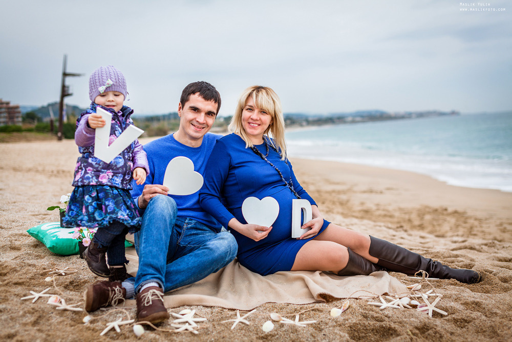 Beach pregnancy photo shoot in Barcelona. Photographer in Barcelona Spain Maslik Yulia