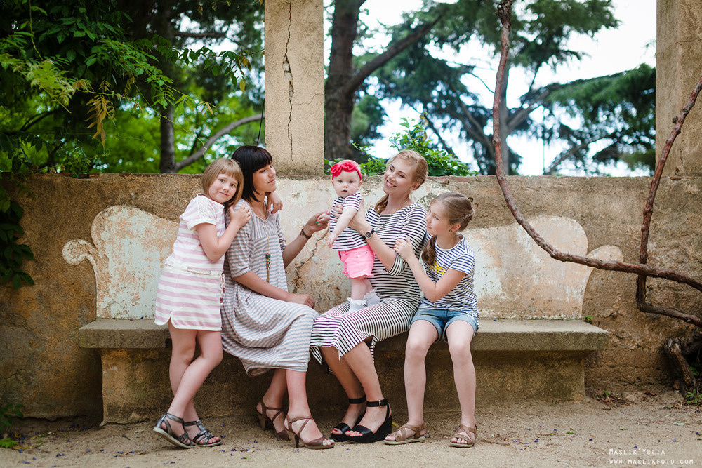 Rodzinna sesja zdjęciowa w Barcelonie w parku labiryntu. Fotograf w Barcelonie Hiszpanii Maslik Yulia