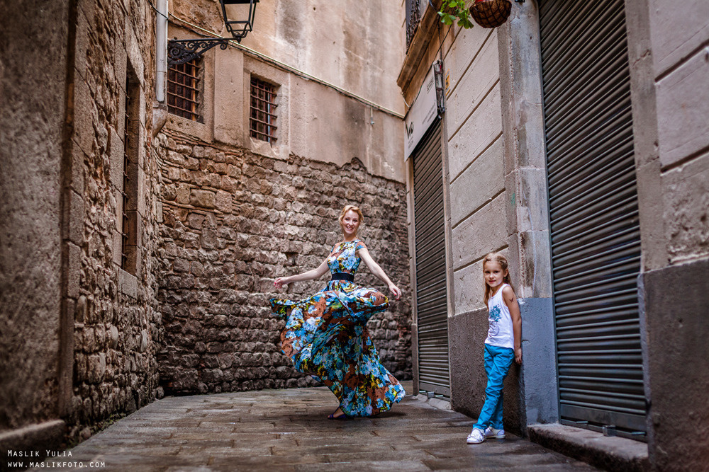 Sesión de fotos familiares en un viaje a Barcelona. Fotógrafo en Barcelona Maslik Yulia