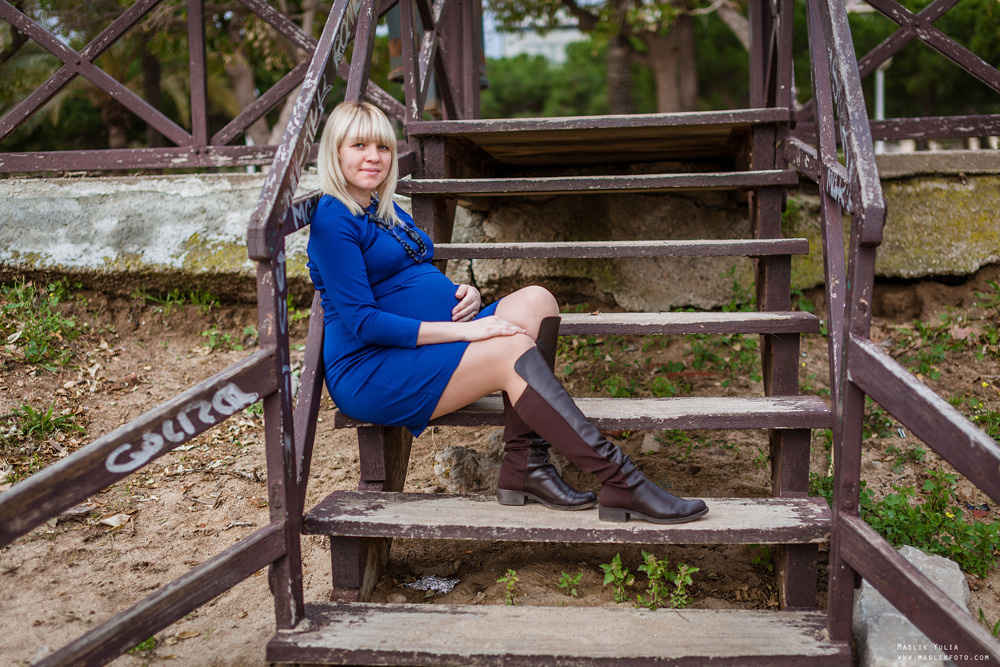Beach pregnancy photo shoot in Barcelona. Photographer in Barcelona Spain Maslik Yulia