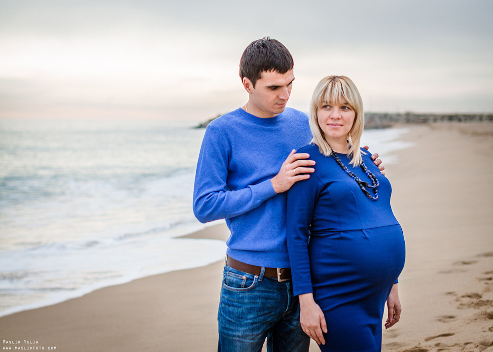 Beach pregnancy photo shoot in Barcelona. Photographer in Barcelona Spain Maslik Yulia