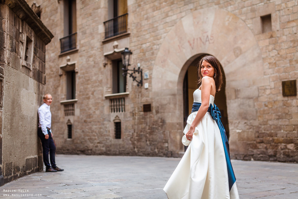 Elegante paseo fotográfico de boda. Fotógrafo en Barcelona Maslik Yulia