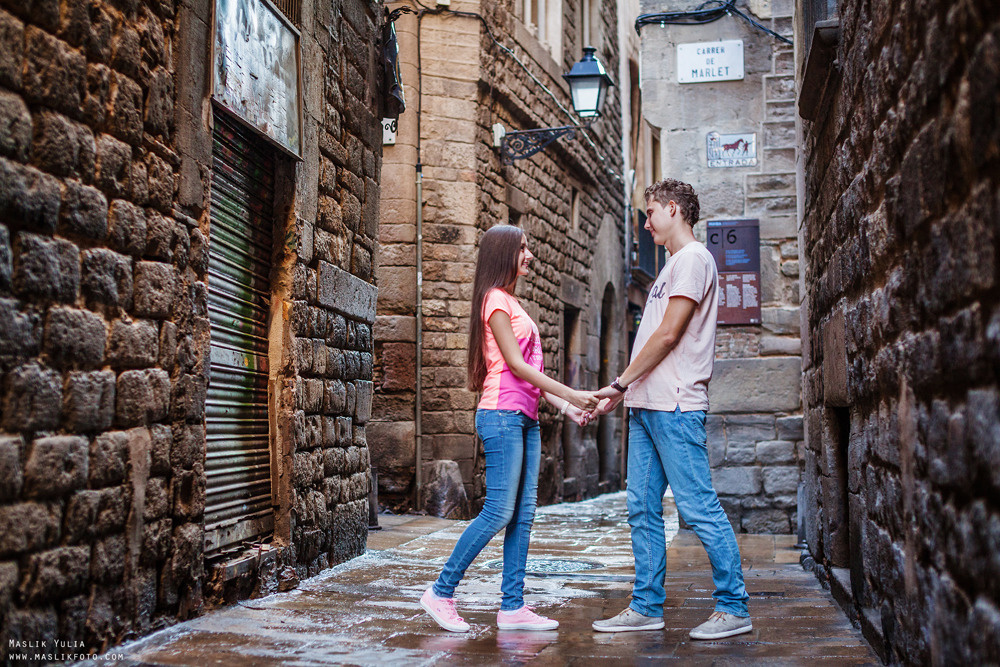 Impresionante paseo fotográfico de enamorados en Barcelona. Fotógrafo en Barcelona Maslik Yulia