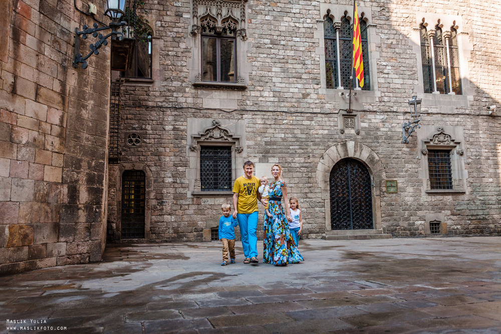 Sesión de fotos familiares en un viaje a Barcelona. Fotógrafo en Barcelona Maslik Yulia