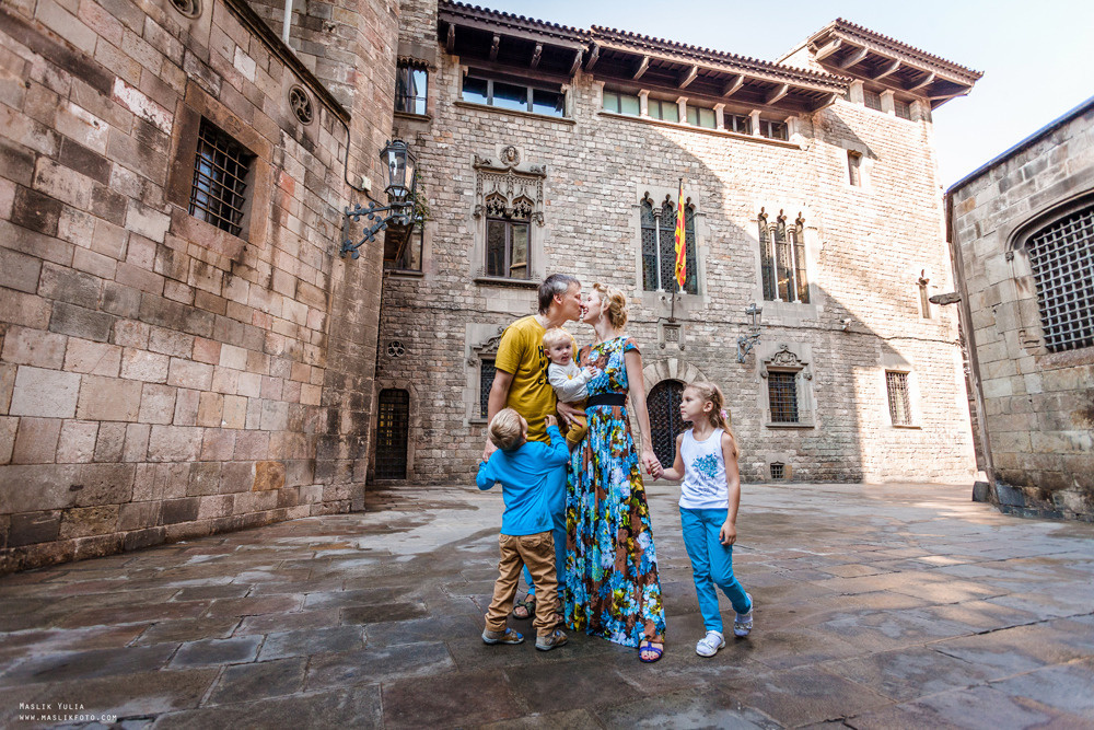 Sesión de fotos familiares en un viaje a Barcelona. Fotógrafo en Barcelona Maslik Yulia