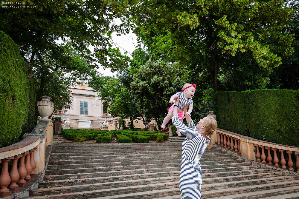 Rodzinna sesja zdjęciowa w Barcelonie w parku labiryntu. Fotograf w Barcelonie Hiszpanii Maslik Yulia
