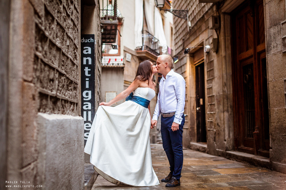 Elegante paseo fotográfico de boda. Fotógrafo en Barcelona Maslik Yulia