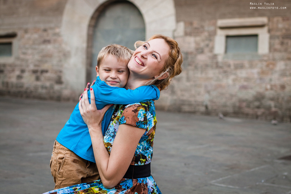 Sesión de fotos familiares en un viaje a Barcelona. Fotógrafo en Barcelona Maslik Yulia