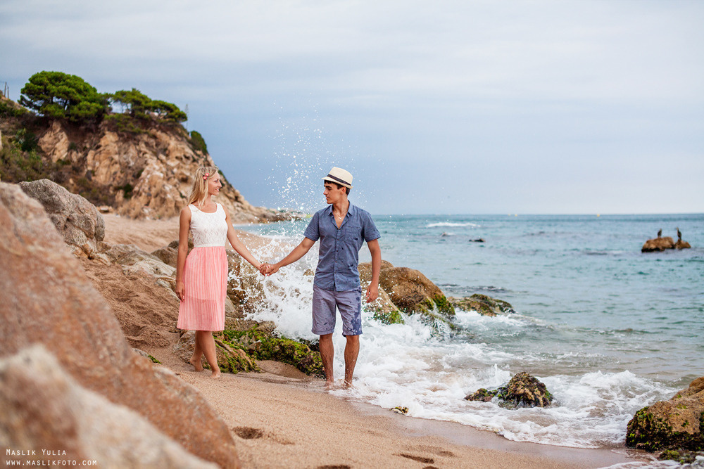Sesión de fotos de playa en la Costa Brava. Fotógrafo en Barcelona Maslik Yulia