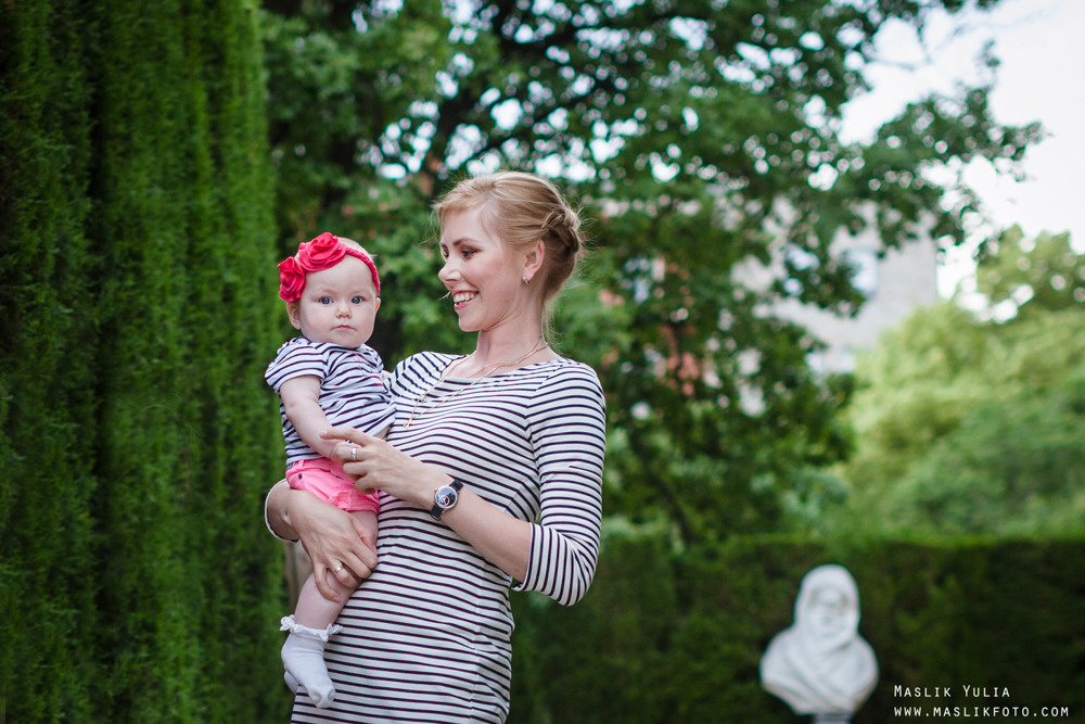 Rodzinna sesja zdjęciowa w Barcelonie w parku labiryntu. Fotograf w Barcelonie Hiszpanii Maslik Yulia