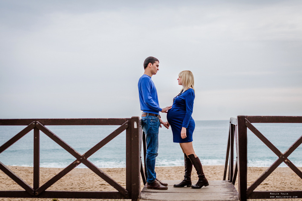 Beach pregnancy photo shoot in Barcelona. Photographer in Barcelona Spain Maslik Yulia