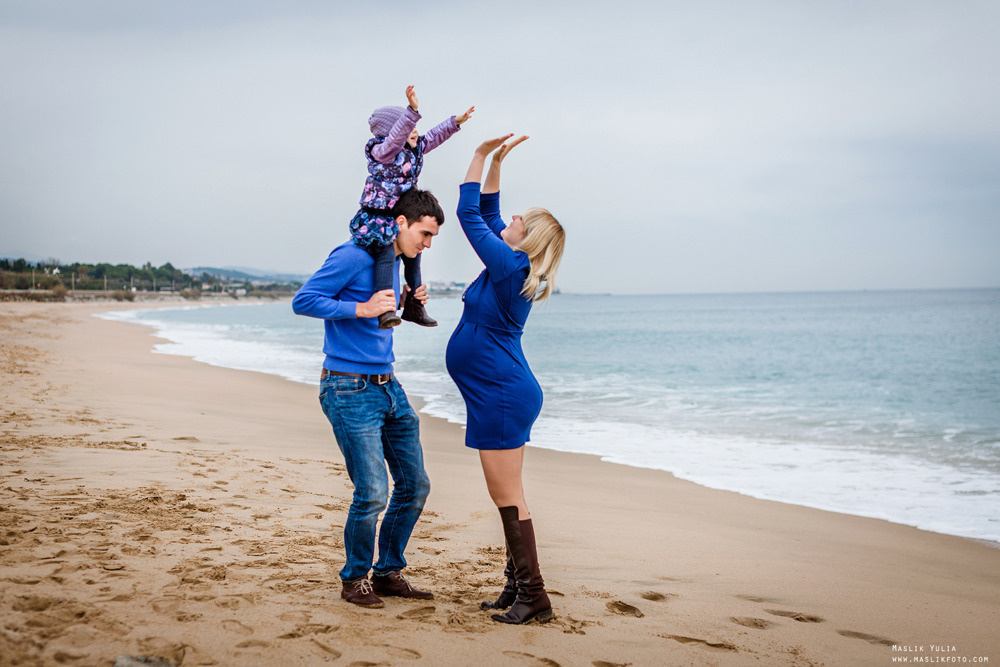 Beach pregnancy photo shoot in Barcelona. Photographer in Barcelona Spain Maslik Yulia