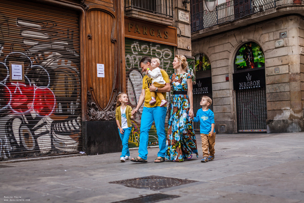 Sesión de fotos familiares en un viaje a Barcelona. Fotógrafo en Barcelona Maslik Yulia