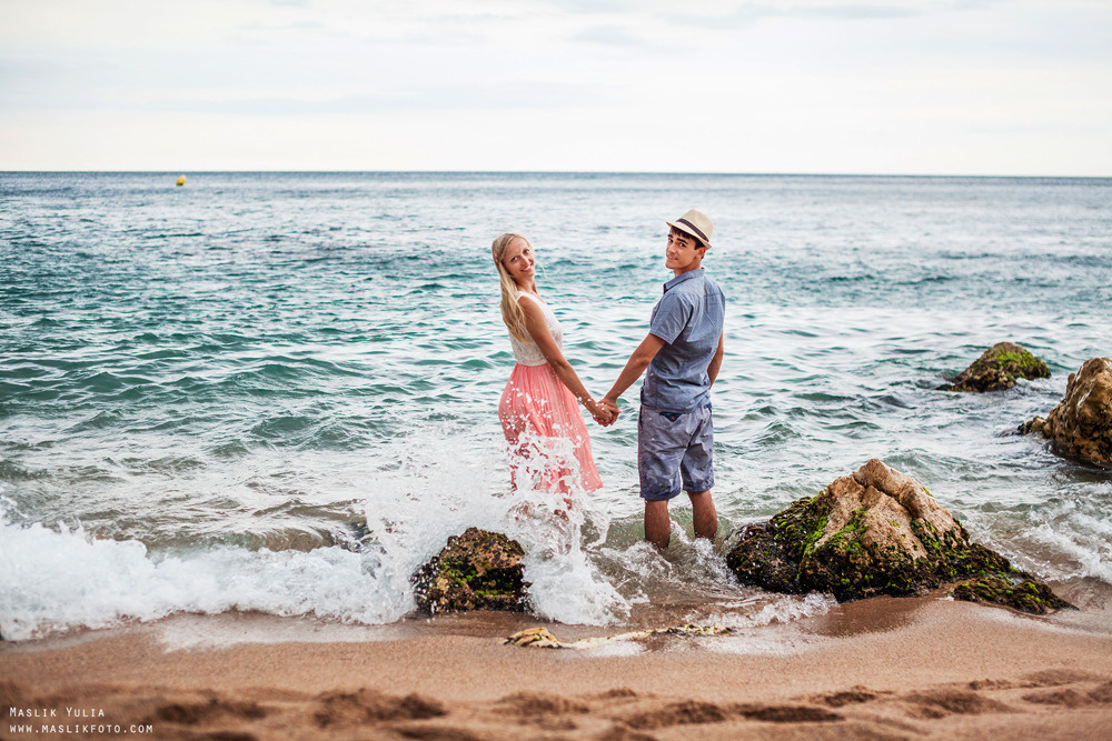 Sesión de fotos de playa en la Costa Brava. Fotógrafo en Barcelona Maslik Yulia