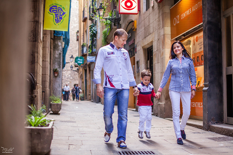 Happy family photo shoot in Barcelona. Photographer in Barcelona Spain Maslik Yulia