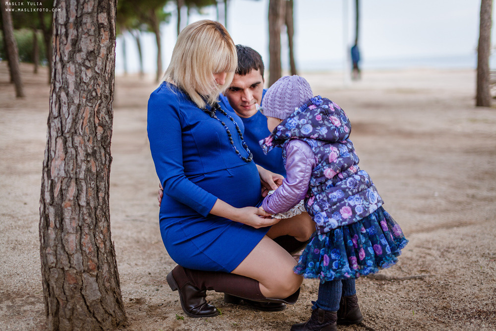 Beach pregnancy photo shoot in Barcelona. Photographer in Barcelona Spain Maslik Yulia