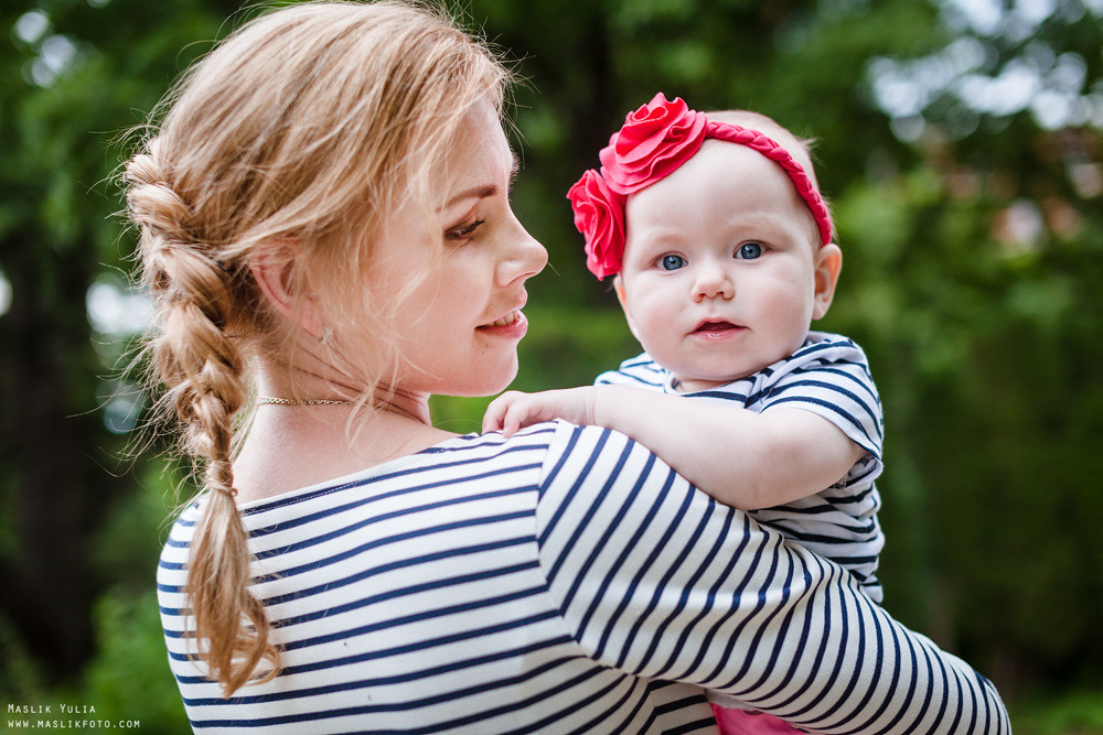 Rodzinna sesja zdjęciowa w Barcelonie w parku labiryntu. Fotograf w Barcelonie Hiszpanii Maslik Yulia