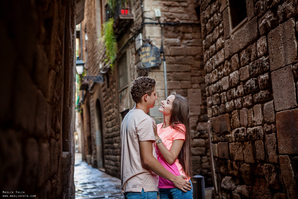 Impresionante paseo fotográfico de enamorados en Barcelona. Fotógrafo en Barcelona Maslik Yulia