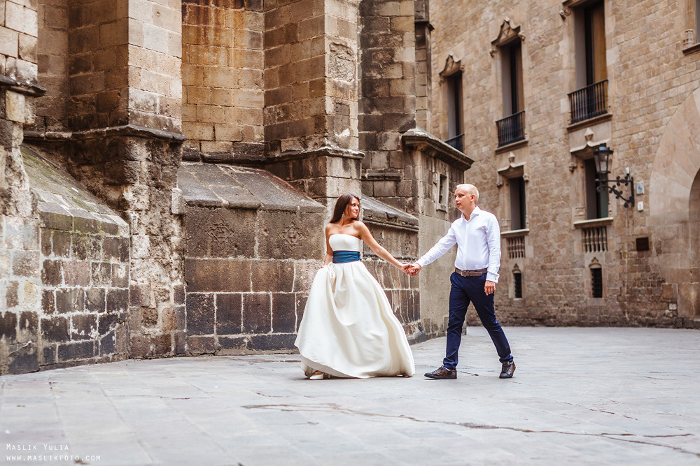 Elegante paseo fotográfico de boda. Fotógrafo en Barcelona Maslik Yulia