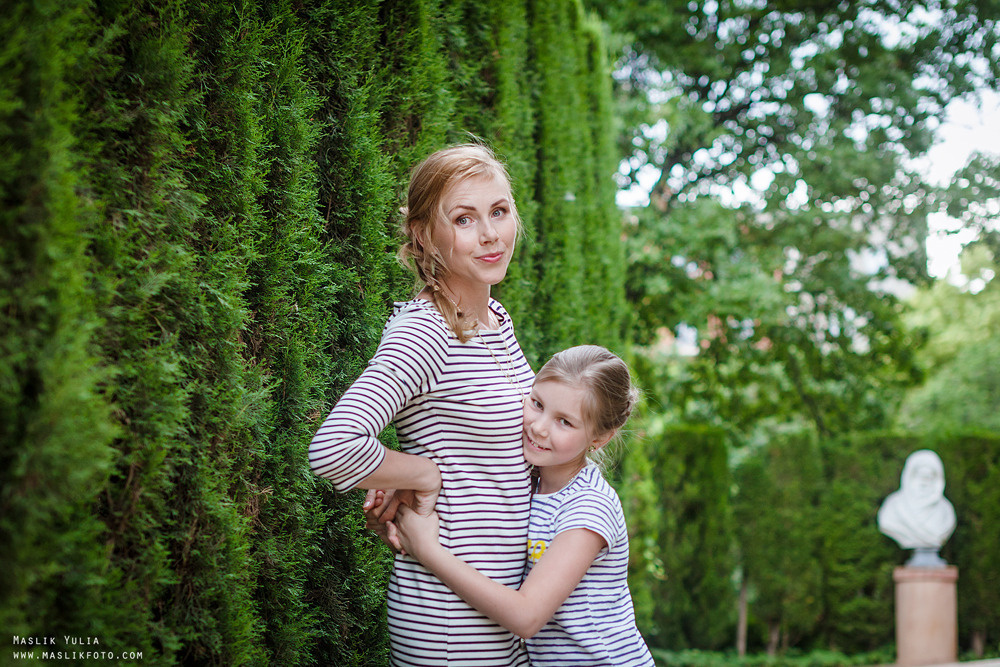 Rodzinna sesja zdjęciowa w Barcelonie w parku labiryntu. Fotograf w Barcelonie Hiszpanii Maslik Yulia