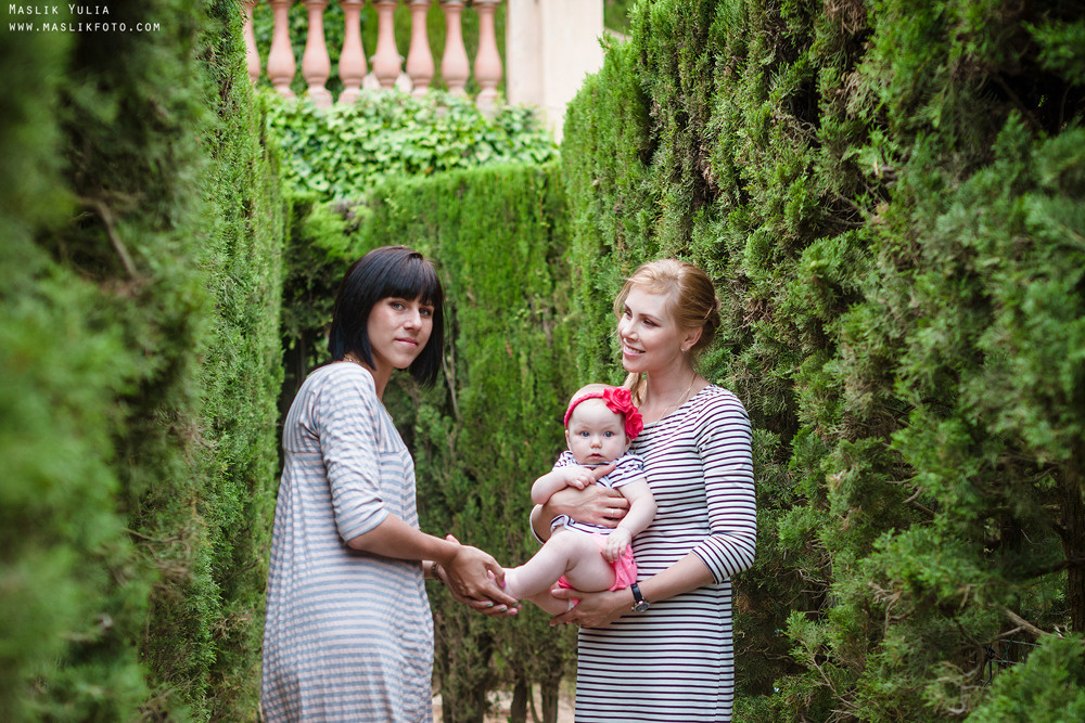 Rodzinna sesja zdjęciowa w Barcelonie w parku labiryntu. Fotograf w Barcelonie Hiszpanii Maslik Yulia