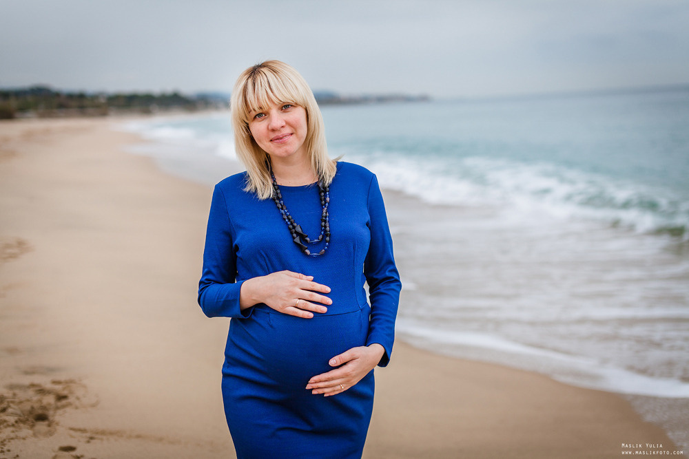 Beach pregnancy photo shoot in Barcelona. Photographer in Barcelona Spain Maslik Yulia