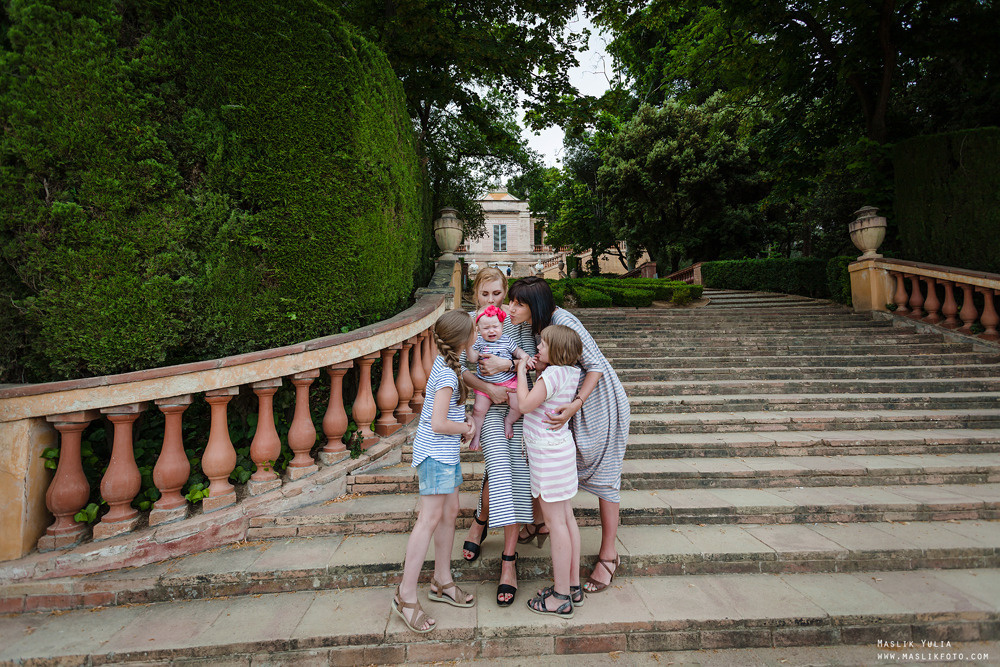 Rodzinna sesja zdjęciowa w Barcelonie w parku labiryntu. Fotograf w Barcelonie Hiszpanii Maslik Yulia