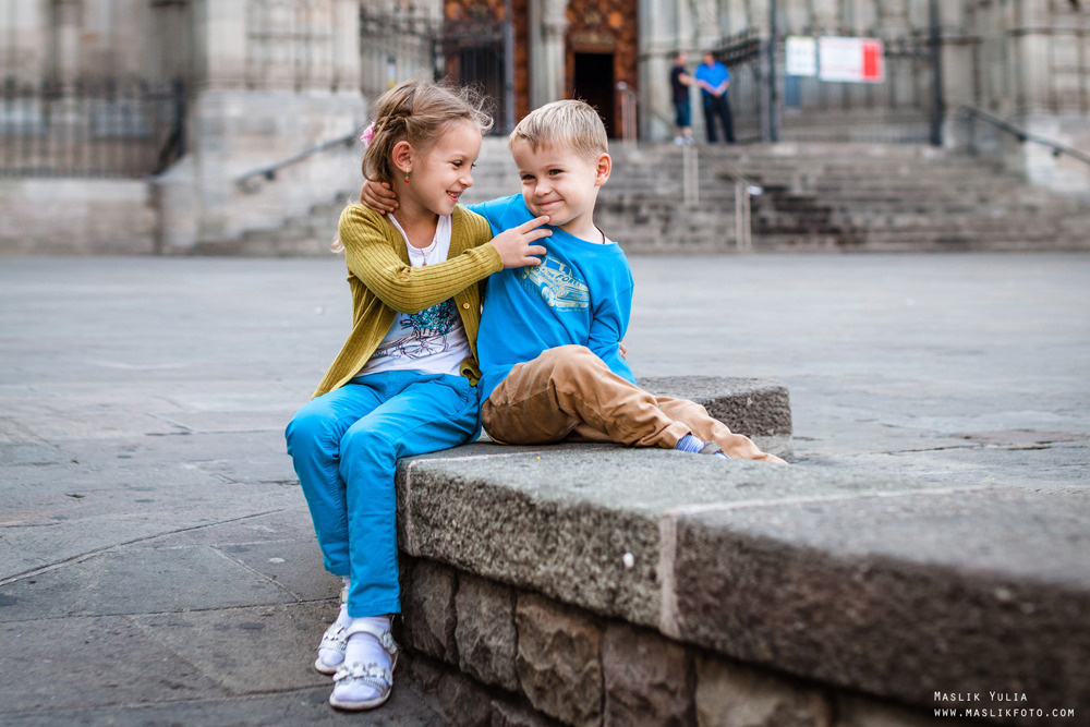 Sesión de fotos familiares en un viaje a Barcelona. Fotógrafo en Barcelona Maslik Yulia