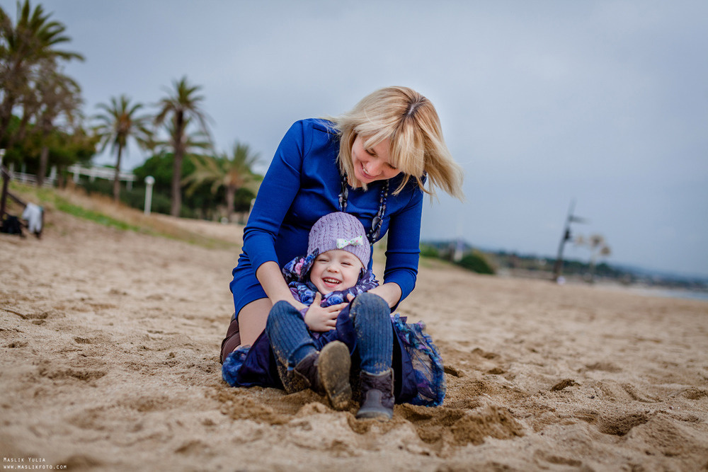 Beach pregnancy photo shoot in Barcelona. Photographer in Barcelona Spain Maslik Yulia