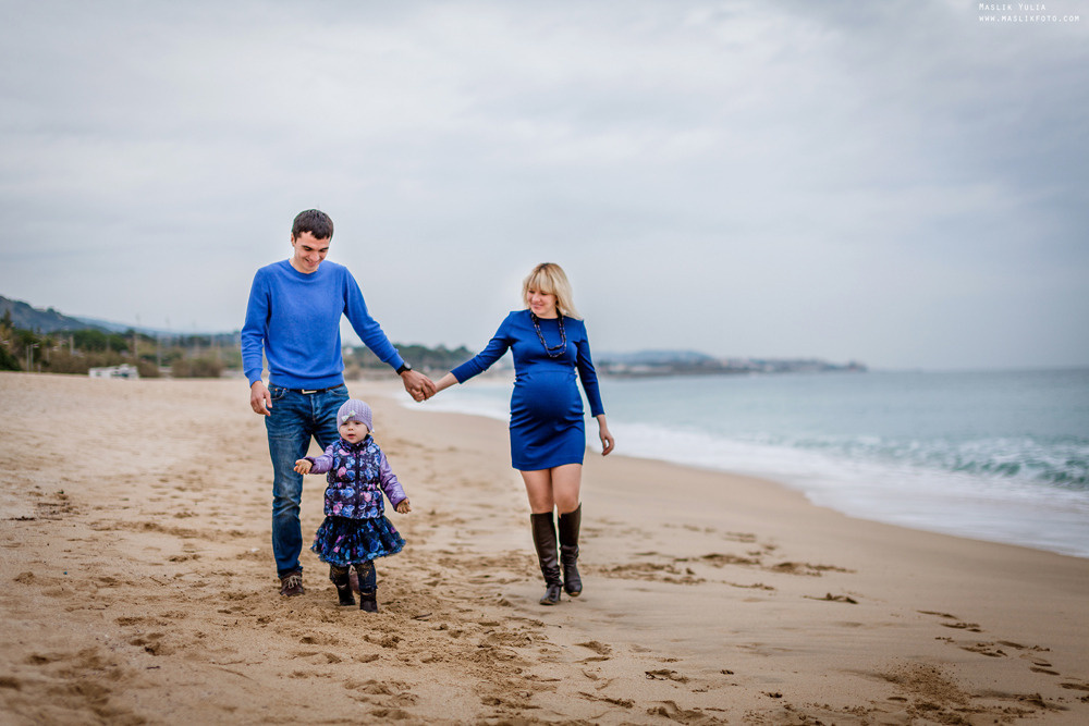 Beach pregnancy photo shoot in Barcelona. Photographer in Barcelona Spain Maslik Yulia