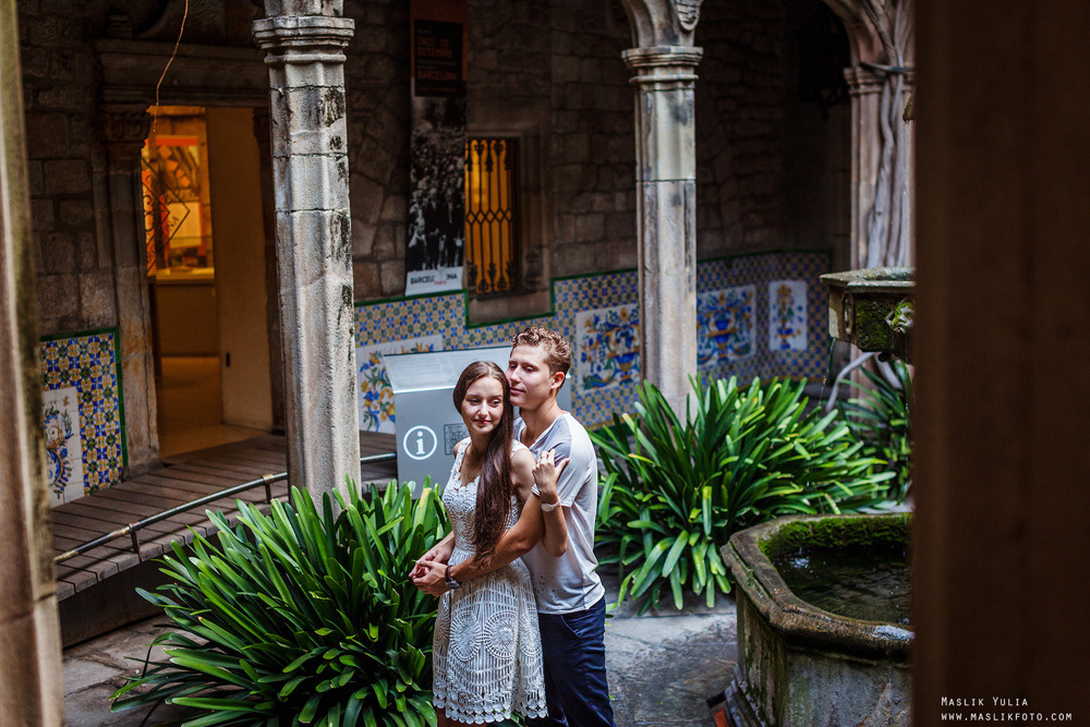 Impresionante paseo fotográfico de enamorados en Barcelona. Fotógrafo en Barcelona Maslik Yulia