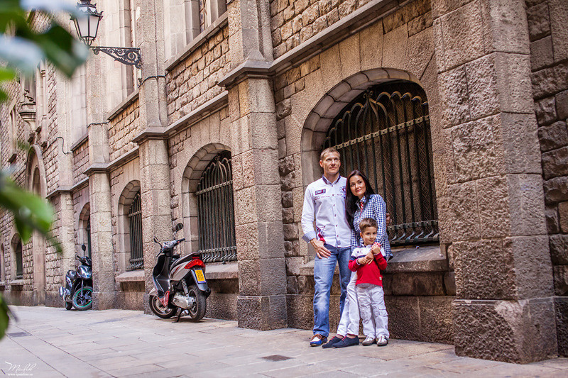 Happy family photo shoot in Barcelona. Photographer in Barcelona Spain Maslik Yulia