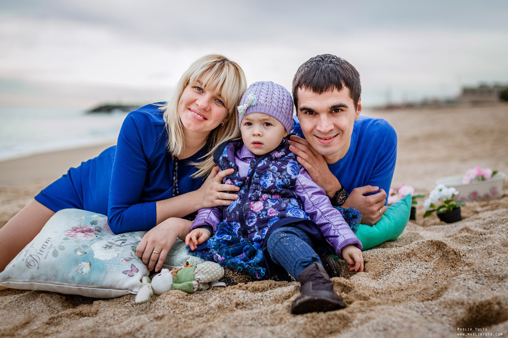 Beach pregnancy photo shoot in Barcelona. Photographer in Barcelona Spain Maslik Yulia