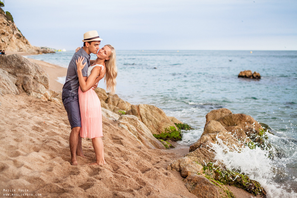 Sesión de fotos de playa en la Costa Brava. Fotógrafo en Barcelona Maslik Yulia