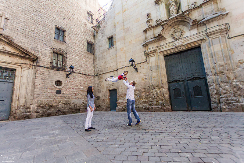 Happy family photo shoot in Barcelona. Photographer in Barcelona Spain Maslik Yulia