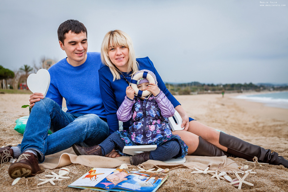Beach pregnancy photo shoot in Barcelona. Photographer in Barcelona Spain Maslik Yulia