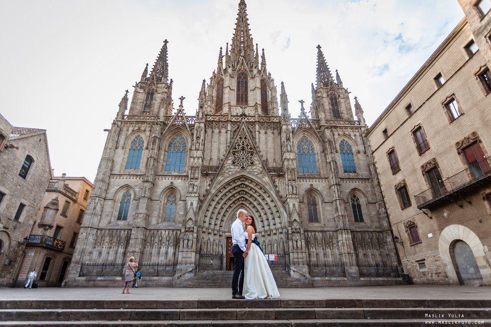 Elegante paseo fotográfico de boda. Fotógrafo en Barcelona Maslik Yulia