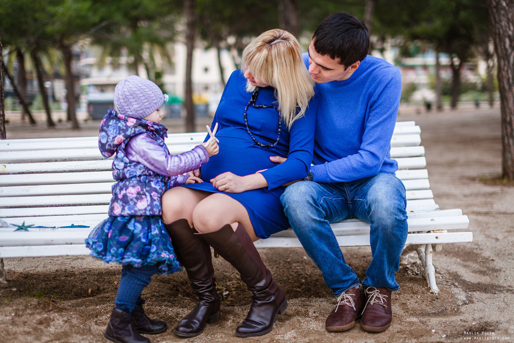 Beach pregnancy photo shoot in Barcelona. Photographer in Barcelona Spain Maslik Yulia