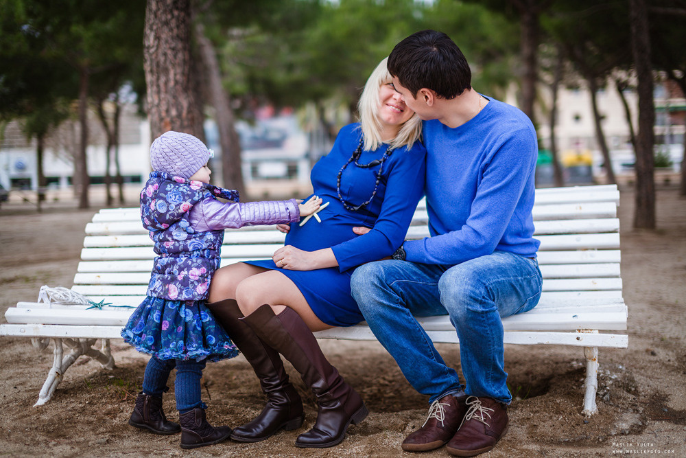 Beach pregnancy photo shoot in Barcelona. Photographer in Barcelona Spain Maslik Yulia