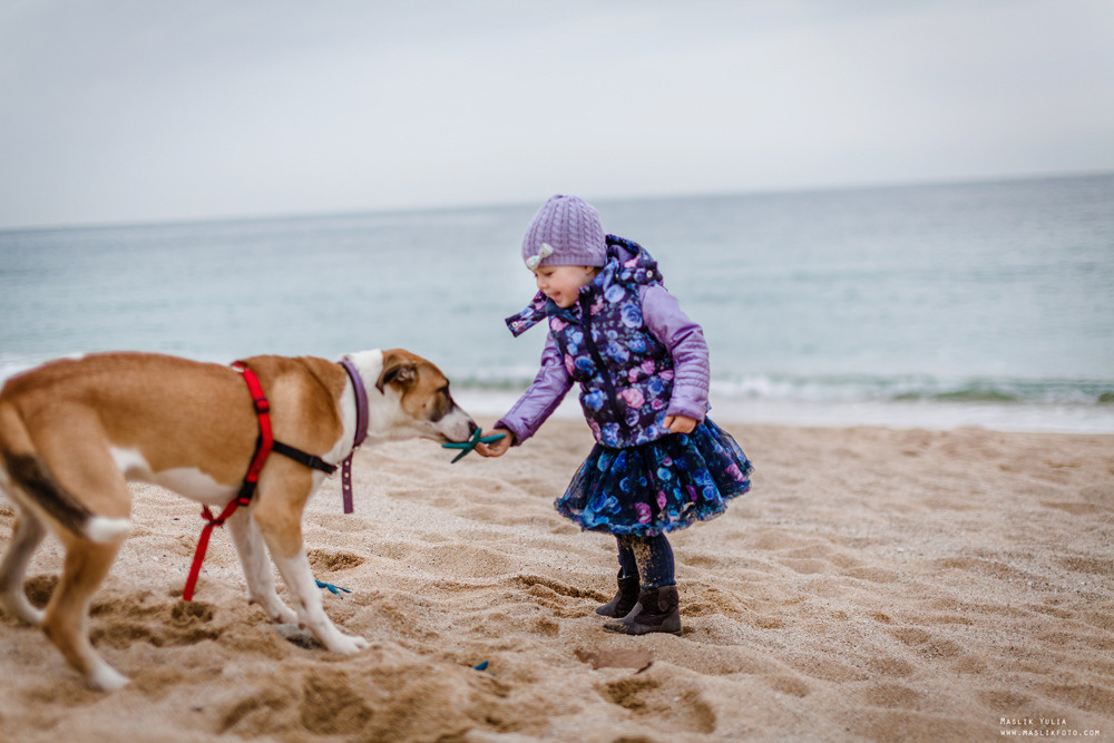 Beach pregnancy photo shoot in Barcelona. Photographer in Barcelona Spain Maslik Yulia