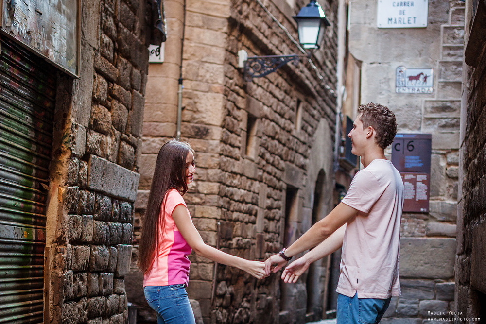 Impresionante paseo fotográfico de enamorados en Barcelona. Fotógrafo en Barcelona Maslik Yulia