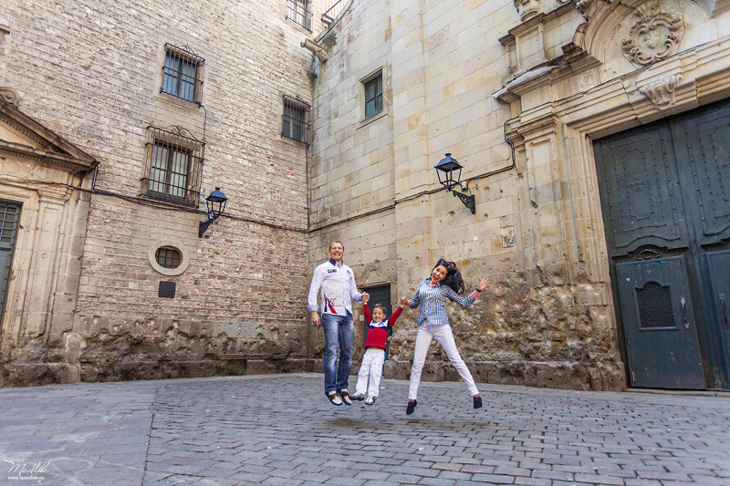 Happy family photo shoot in Barcelona. Photographer in Barcelona Spain Maslik Yulia