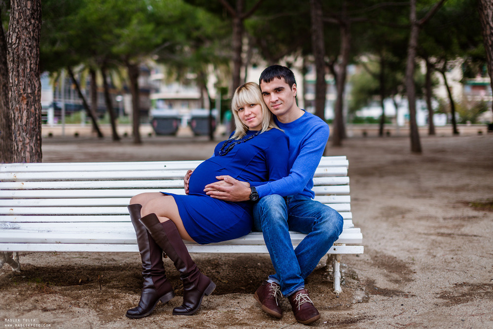 Beach pregnancy photo shoot in Barcelona. Photographer in Barcelona Spain Maslik Yulia