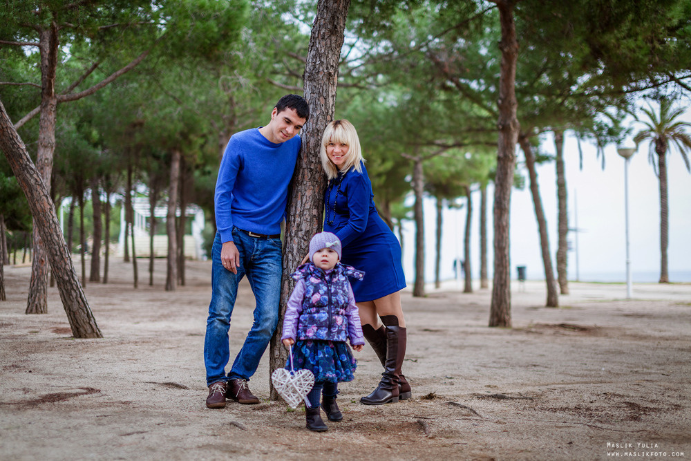 Beach pregnancy photo shoot in Barcelona. Photographer in Barcelona Spain Maslik Yulia