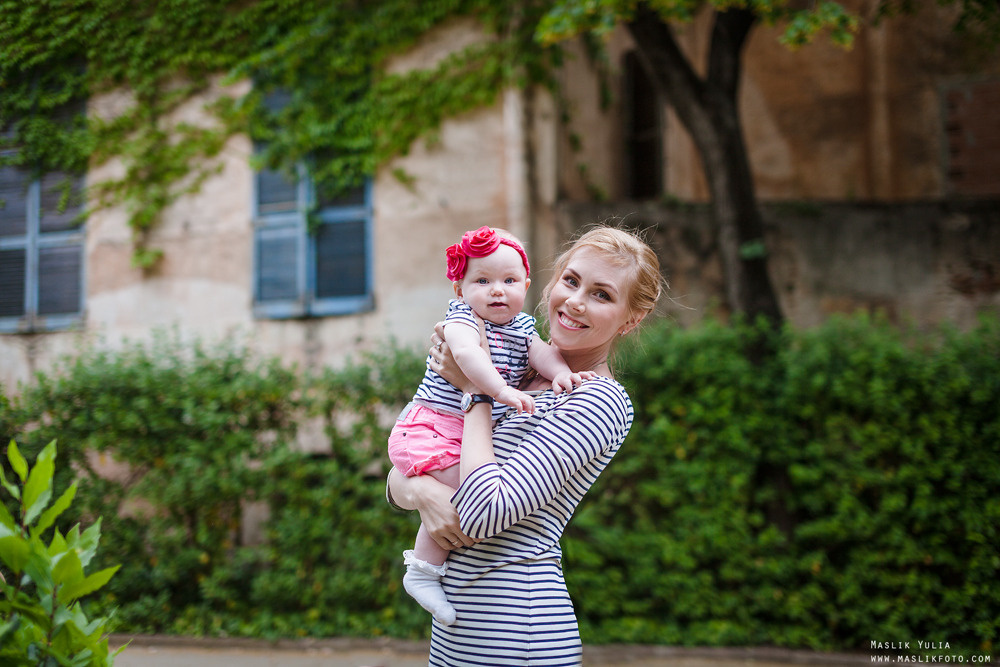 Rodzinna sesja zdjęciowa w Barcelonie w parku labiryntu. Fotograf w Barcelonie Hiszpanii Maslik Yulia
