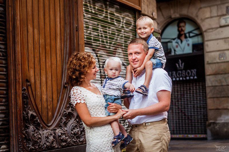 Rodzinna sesja zdjęciowa w Barcelonie. Fotograf w Barcelonie Hiszpanii Maslik Yulia