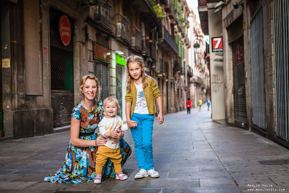 Sesión de fotos familiares en un viaje a Barcelona. Fotógrafo en Barcelona Maslik Yulia